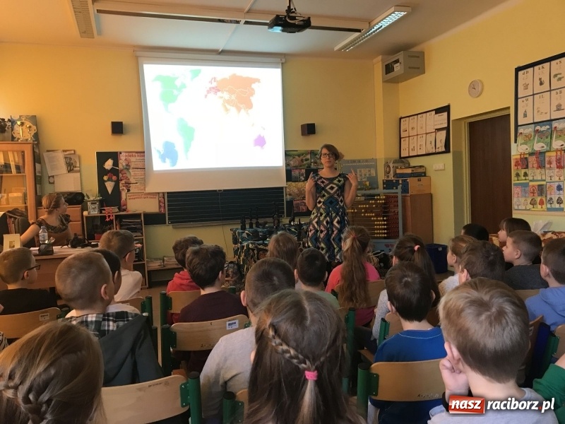 Zdjęcie w galerii na portalu naszraciborz.pl: Wolontariusze projektu Młodzi dla Kamerunu spotkali się z uczniami SP 15 wiadomości z regionu