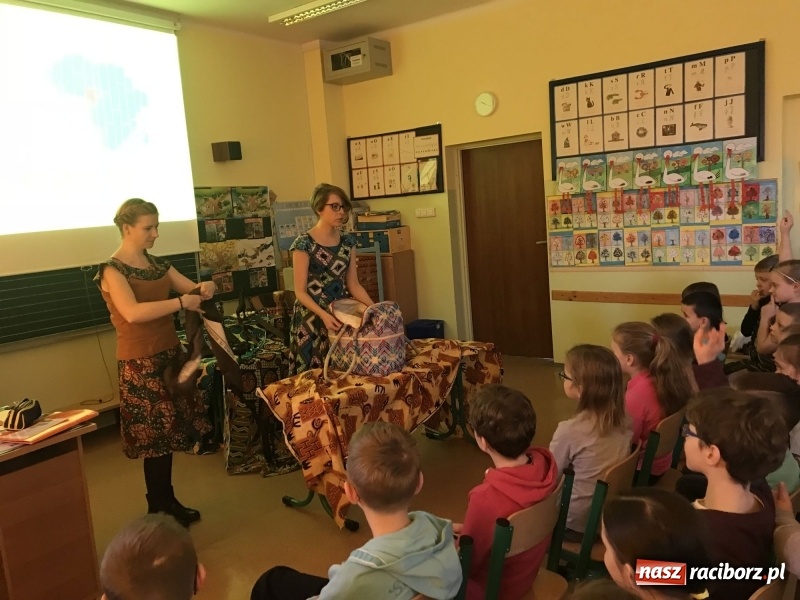 Zdjęcie w galerii na portalu naszraciborz.pl: Wolontariusze projektu Młodzi dla Kamerunu spotkali się z uczniami SP 15 wiadomości z regionu