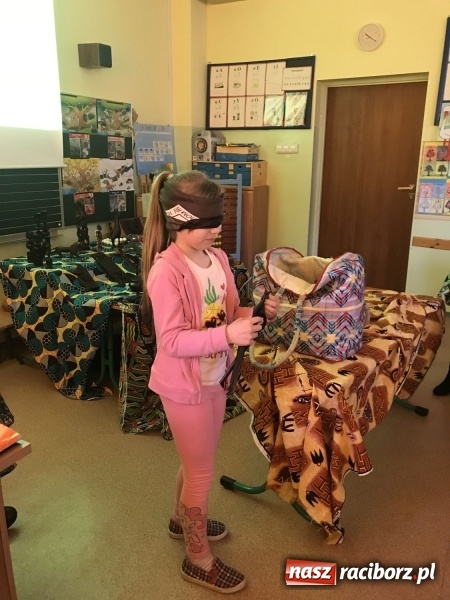 Zdjęcie w galerii na portalu naszraciborz.pl: Wolontariusze projektu Młodzi dla Kamerunu spotkali się z uczniami SP 15 wiadomości z regionu