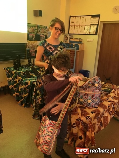 Zdjęcie w galerii na portalu naszraciborz.pl: Wolontariusze projektu Młodzi dla Kamerunu spotkali się z uczniami SP 15 wiadomości z regionu