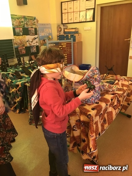 Zdjęcie w galerii na portalu naszraciborz.pl: Wolontariusze projektu Młodzi dla Kamerunu spotkali się z uczniami SP 15 wiadomości z regionu