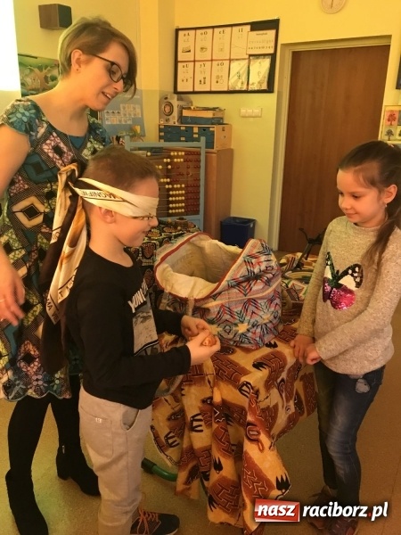 Zdjęcie w galerii na portalu naszraciborz.pl: Wolontariusze projektu Młodzi dla Kamerunu spotkali się z uczniami SP 15 wiadomości z regionu