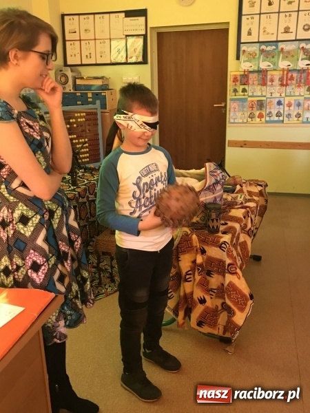 Zdjęcie w galerii na portalu naszraciborz.pl: Wolontariusze projektu Młodzi dla Kamerunu spotkali się z uczniami SP 15 wiadomości z regionu