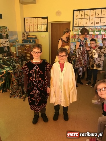 Zdjęcie w galerii na portalu naszraciborz.pl: Wolontariusze projektu Młodzi dla Kamerunu spotkali się z uczniami SP 15 wiadomości z regionu