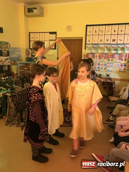 Zdjęcie w galerii na portalu naszraciborz.pl: Wolontariusze projektu Młodzi dla Kamerunu spotkali się z uczniami SP 15 wiadomości z regionu