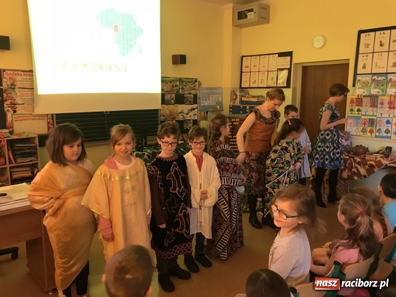 Zdjęcie w galerii na portalu naszraciborz.pl: Wolontariusze projektu Młodzi dla Kamerunu spotkali się z uczniami SP 15 wiadomości z regionu