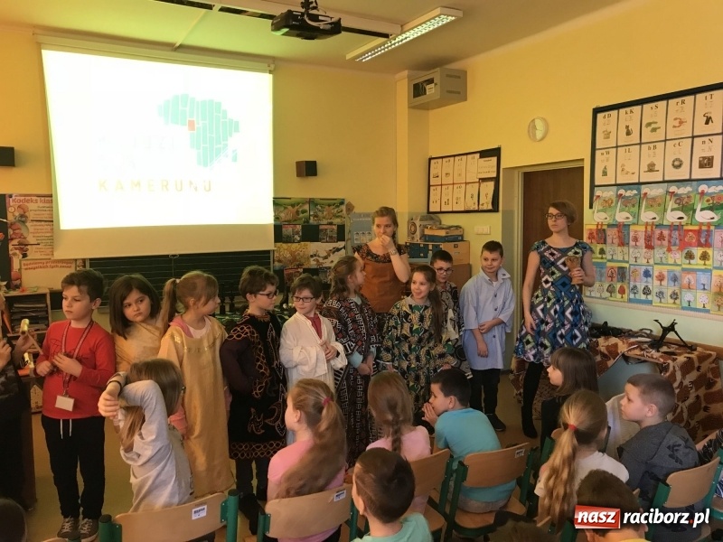 Zdjęcie w galerii na portalu naszraciborz.pl: Wolontariusze projektu Młodzi dla Kamerunu spotkali się z uczniami SP 15 wiadomości z regionu