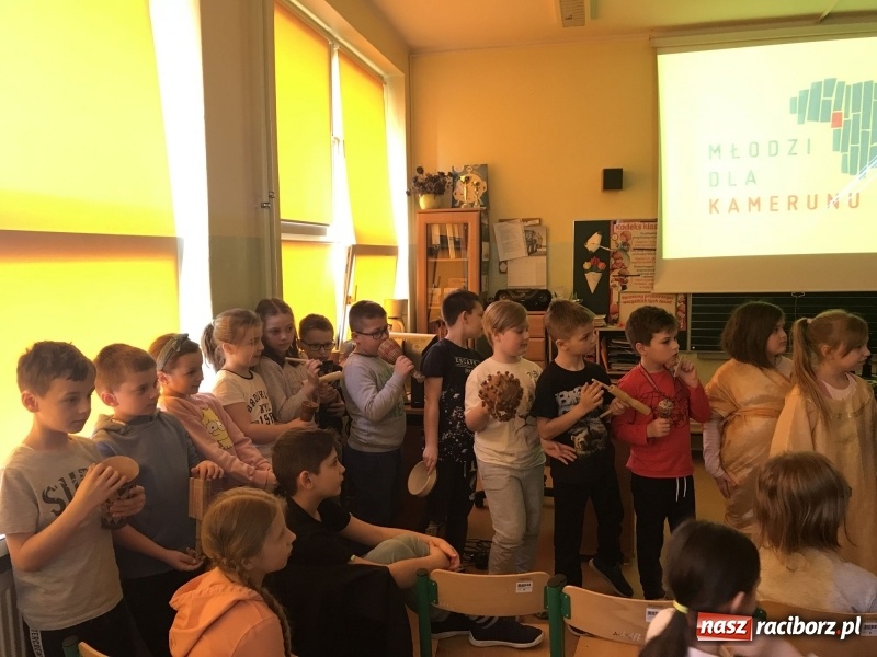 Zdjęcie w galerii na portalu naszraciborz.pl: Wolontariusze projektu Młodzi dla Kamerunu spotkali się z uczniami SP 15 wiadomości z regionu