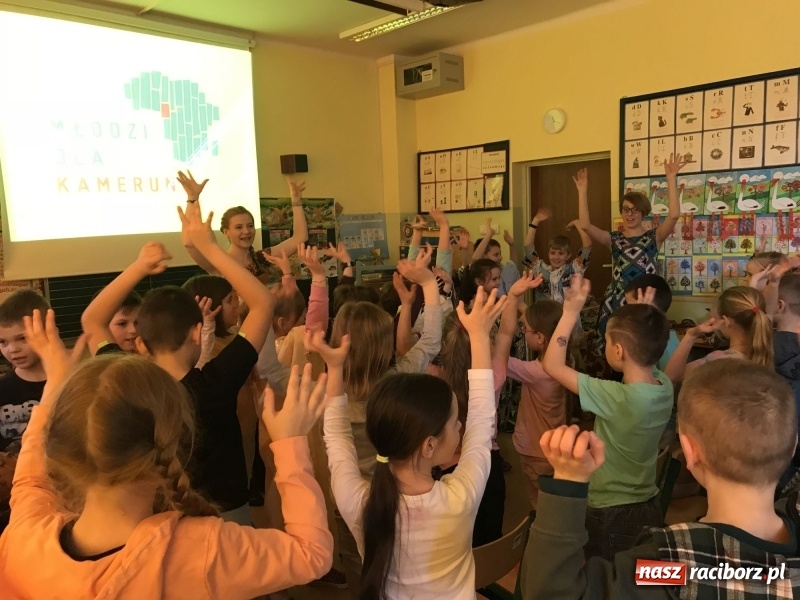 Zdjęcie w galerii na portalu naszraciborz.pl: Wolontariusze projektu Młodzi dla Kamerunu spotkali się z uczniami SP 15 wiadomości z regionu