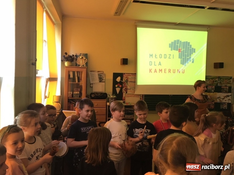 Zdjęcie w galerii na portalu naszraciborz.pl: Wolontariusze projektu Młodzi dla Kamerunu spotkali się z uczniami SP 15 wiadomości z regionu