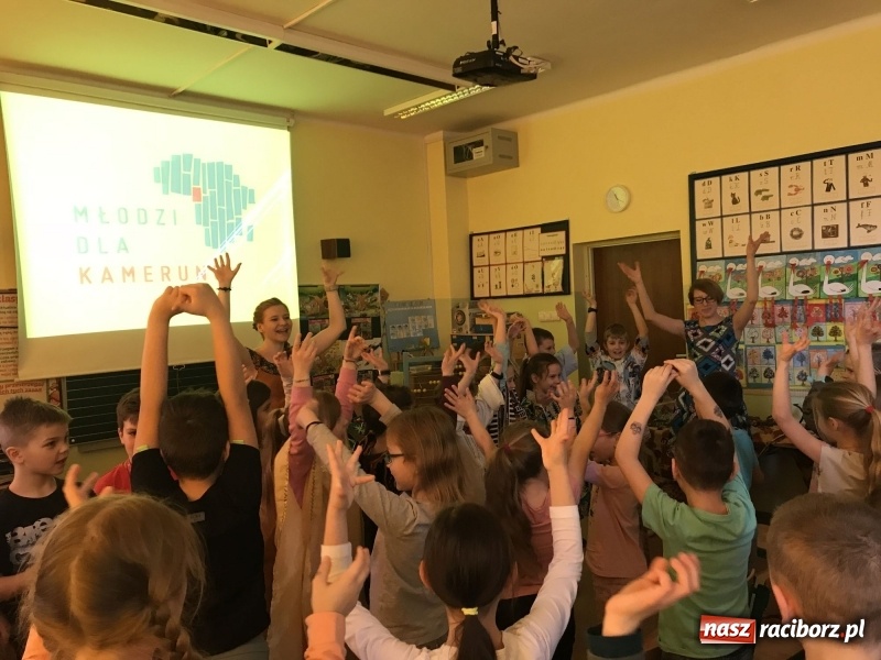 Zdjęcie w galerii na portalu naszraciborz.pl: Wolontariusze projektu Młodzi dla Kamerunu spotkali się z uczniami SP 15 wiadomości z regionu