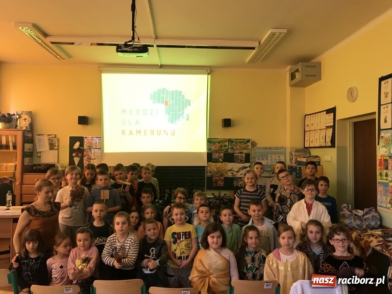 Zdjęcie w galerii na portalu naszraciborz.pl: Wolontariusze projektu Młodzi dla Kamerunu spotkali się z uczniami SP 15 wiadomości z regionu