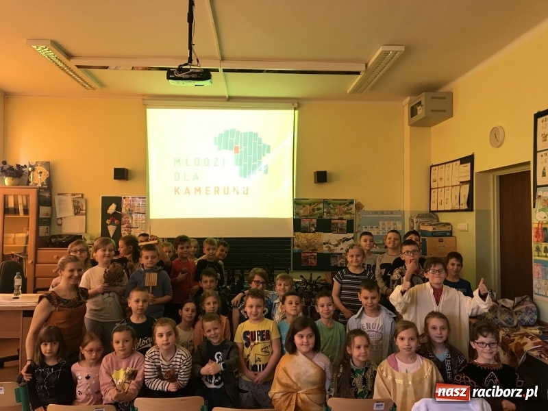 Zdjęcie w galerii na portalu naszraciborz.pl: Wolontariusze projektu Młodzi dla Kamerunu spotkali się z uczniami SP 15 wiadomości z regionu