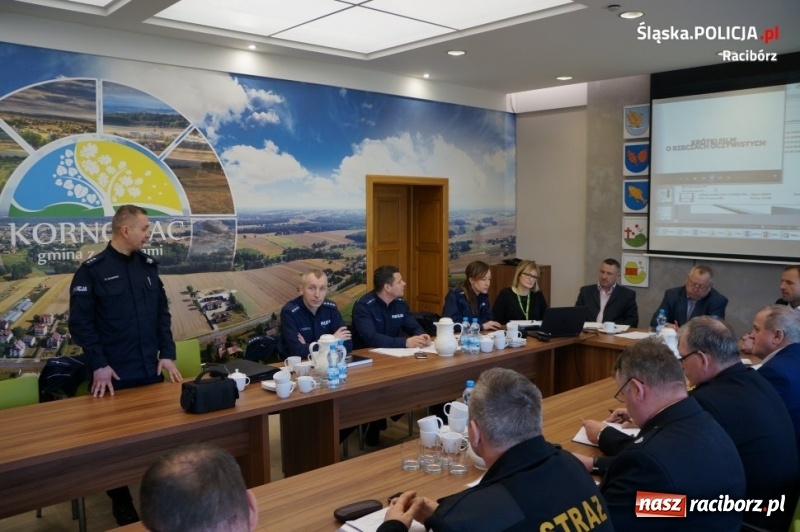 Zdjęcie w galerii na portalu naszraciborz.pl: Bezpieczeństwo tematem debaty policji i mieszkańców gminy Kornowac wiadomości z regionu