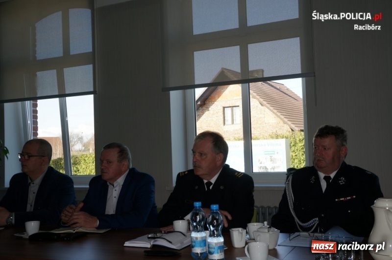 Zdjęcie w galerii na portalu naszraciborz.pl: Bezpieczeństwo tematem debaty policji i mieszkańców gminy Kornowac wiadomości z regionu