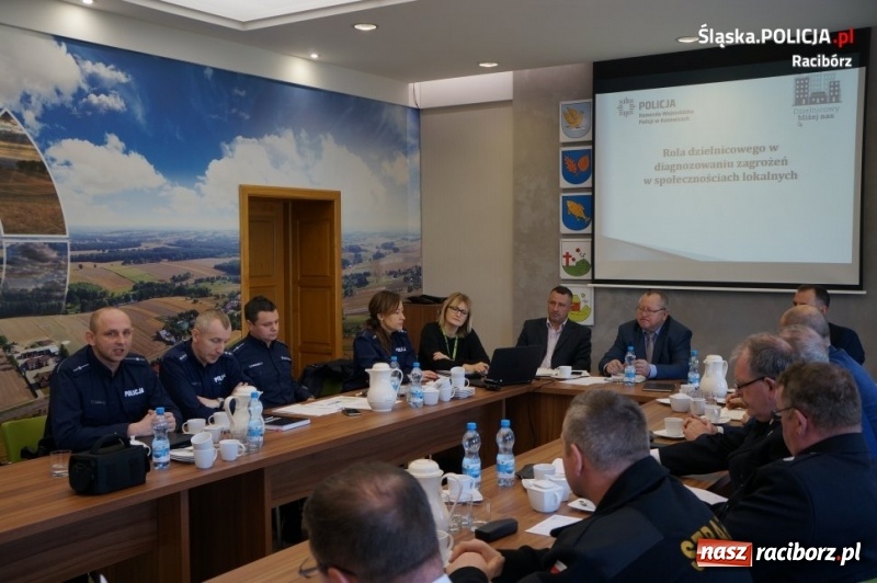 Zdjęcie w galerii na portalu naszraciborz.pl: Bezpieczeństwo tematem debaty policji i mieszkańców gminy Kornowac wiadomości z regionu
