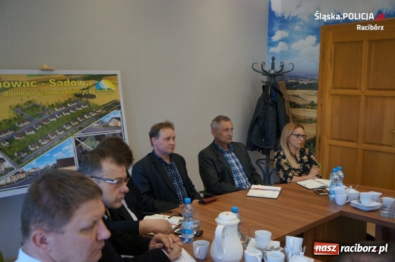 Zdjęcie w galerii na portalu naszraciborz.pl: Bezpieczeństwo tematem debaty policji i mieszkańców gminy Kornowac wiadomości z regionu