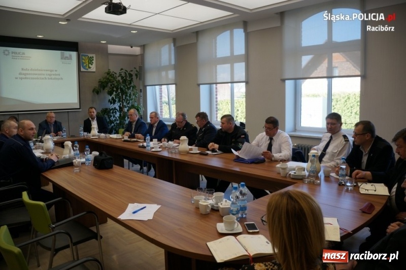 Zdjęcie w galerii na portalu naszraciborz.pl: Bezpieczeństwo tematem debaty policji i mieszkańców gminy Kornowac wiadomości z regionu