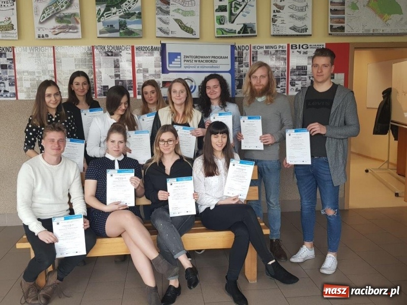 Zdjęcie w galerii na portalu naszraciborz.pl: Architekci kończą studia w PWSZ w Raciborzu z nowymi kompetencjami wiadomości z regionu
