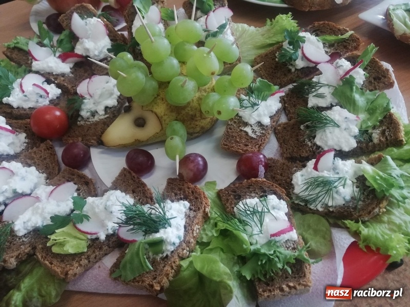 Zdjęcie w galerii na portalu naszraciborz.pl: Uczniowie SP4 uczyli rodziców zdrowego odżywiania wiadomości z regionu