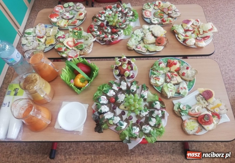 Zdjęcie w galerii na portalu naszraciborz.pl: Uczniowie SP4 uczyli rodziców zdrowego odżywiania wiadomości z regionu
