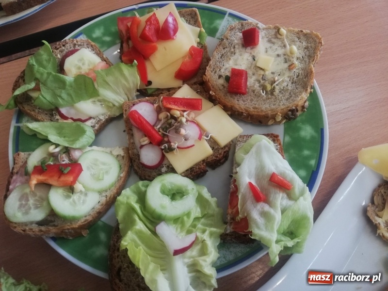 Zdjęcie w galerii na portalu naszraciborz.pl: Uczniowie SP4 uczyli rodziców zdrowego odżywiania wiadomości z regionu