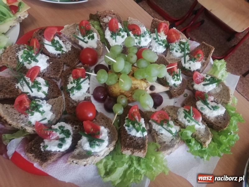 Zdjęcie w galerii na portalu naszraciborz.pl: Uczniowie SP4 uczyli rodziców zdrowego odżywiania wiadomości z regionu