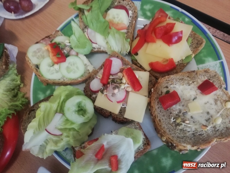 Zdjęcie w galerii na portalu naszraciborz.pl: Uczniowie SP4 uczyli rodziców zdrowego odżywiania wiadomości z regionu