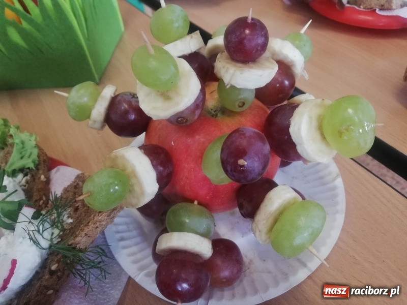 Zdjęcie w galerii na portalu naszraciborz.pl: Uczniowie SP4 uczyli rodziców zdrowego odżywiania wiadomości z regionu