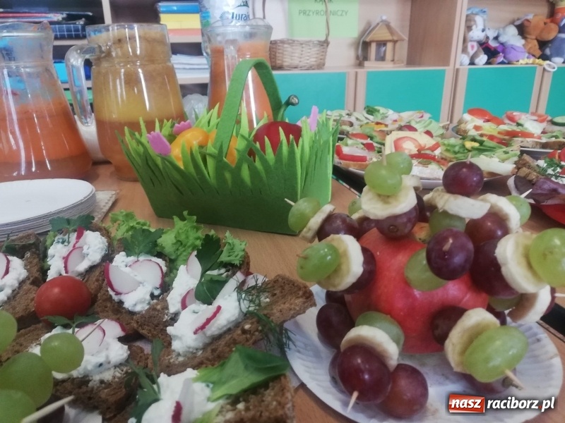 Zdjęcie w galerii na portalu naszraciborz.pl: Uczniowie SP4 uczyli rodziców zdrowego odżywiania wiadomości z regionu