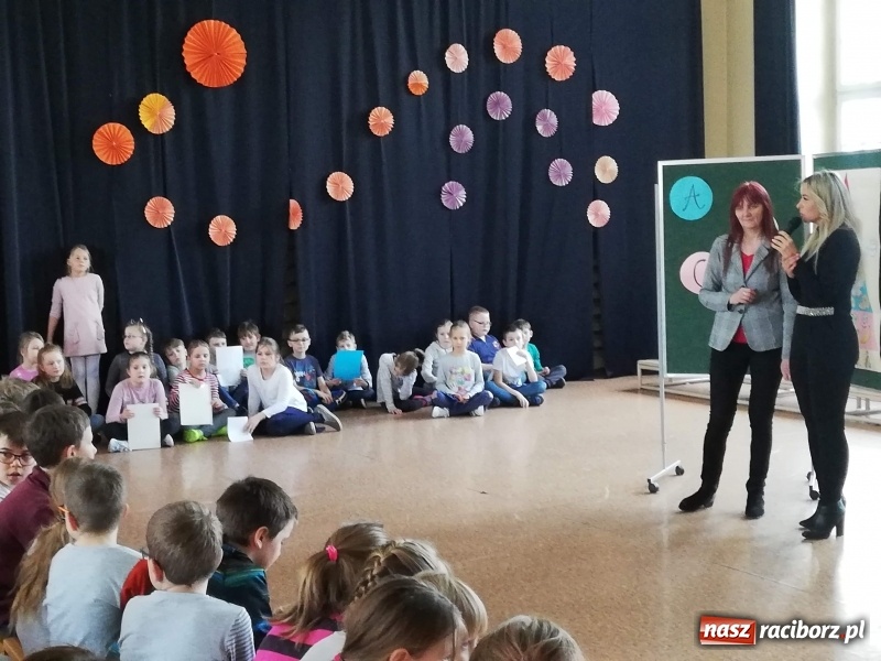 Zdjęcie w galerii na portalu naszraciborz.pl: Uczniowie SP4 uczyli rodziców zdrowego odżywiania wiadomości z regionu