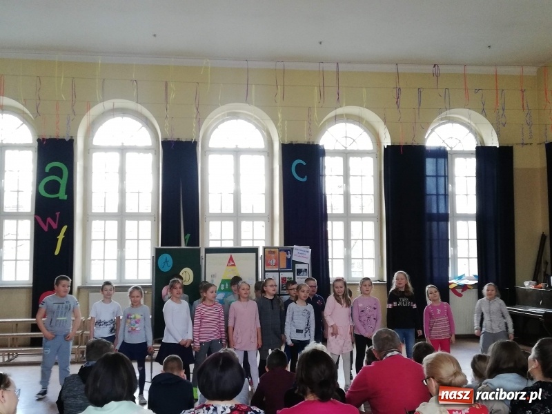 Zdjęcie w galerii na portalu naszraciborz.pl: Uczniowie SP4 uczyli rodziców zdrowego odżywiania wiadomości z regionu