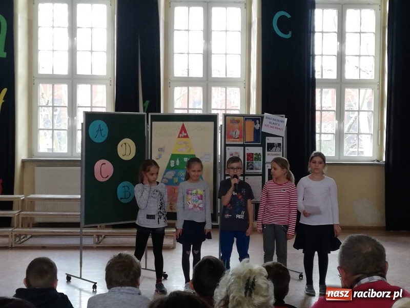 Zdjęcie w galerii na portalu naszraciborz.pl: Uczniowie SP4 uczyli rodziców zdrowego odżywiania wiadomości z regionu