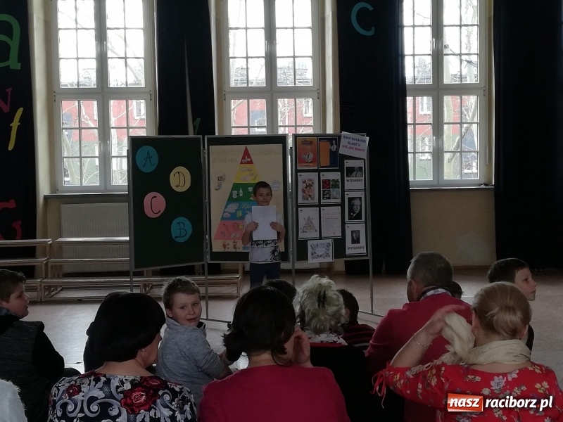Zdjęcie w galerii na portalu naszraciborz.pl: Uczniowie SP4 uczyli rodziców zdrowego odżywiania wiadomości z regionu