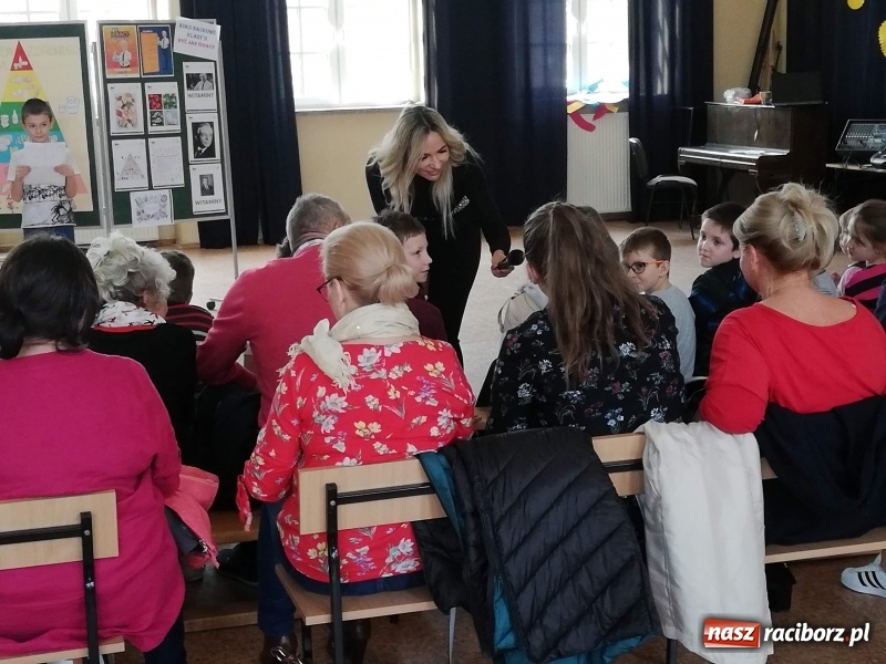 Zdjęcie w galerii na portalu naszraciborz.pl: Uczniowie SP4 uczyli rodziców zdrowego odżywiania wiadomości z regionu