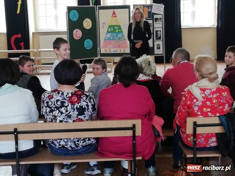 Zdjęcie w galerii na portalu naszraciborz.pl: Uczniowie SP4 uczyli rodziców zdrowego odżywiania wiadomości z regionu
