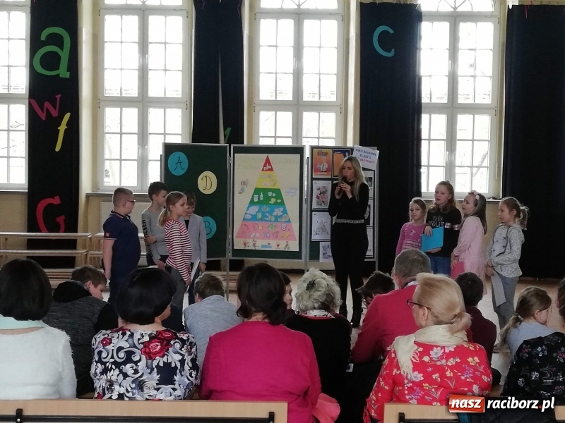 Zdjęcie w galerii na portalu naszraciborz.pl: Uczniowie SP4 uczyli rodziców zdrowego odżywiania wiadomości z regionu