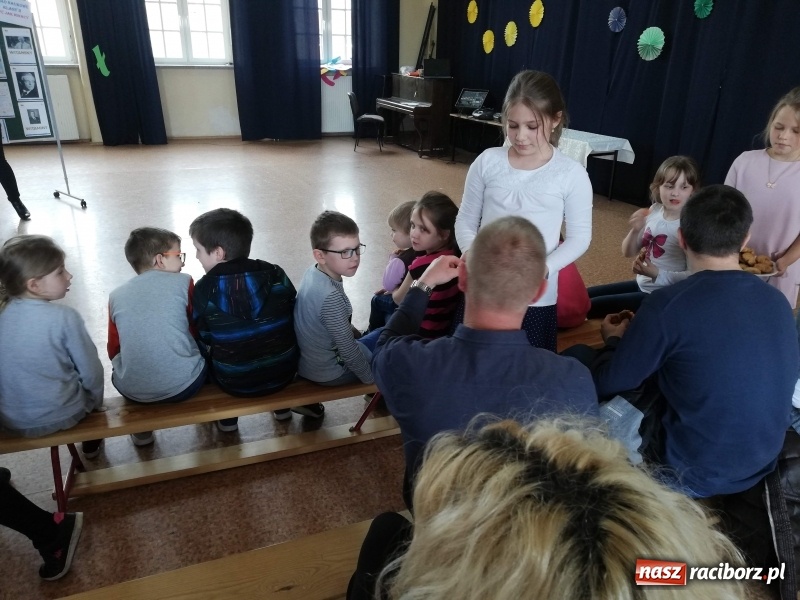 Zdjęcie w galerii na portalu naszraciborz.pl: Uczniowie SP4 uczyli rodziców zdrowego odżywiania wiadomości z regionu