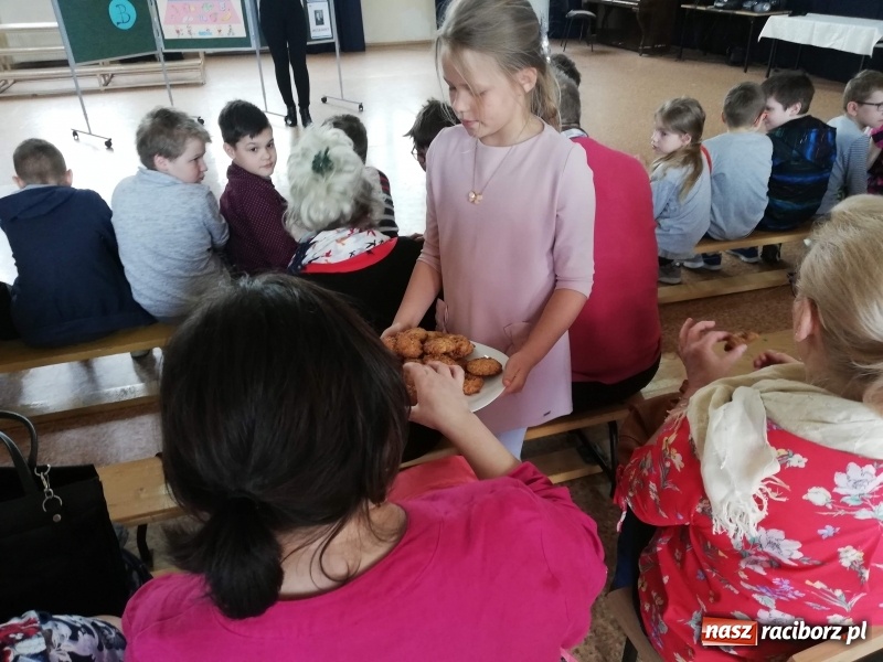 Zdjęcie w galerii na portalu naszraciborz.pl: Uczniowie SP4 uczyli rodziców zdrowego odżywiania wiadomości z regionu