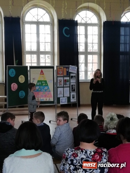 Zdjęcie w galerii na portalu naszraciborz.pl: Uczniowie SP4 uczyli rodziców zdrowego odżywiania wiadomości z regionu