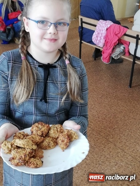 Zdjęcie w galerii na portalu naszraciborz.pl: Uczniowie SP4 uczyli rodziców zdrowego odżywiania wiadomości z regionu