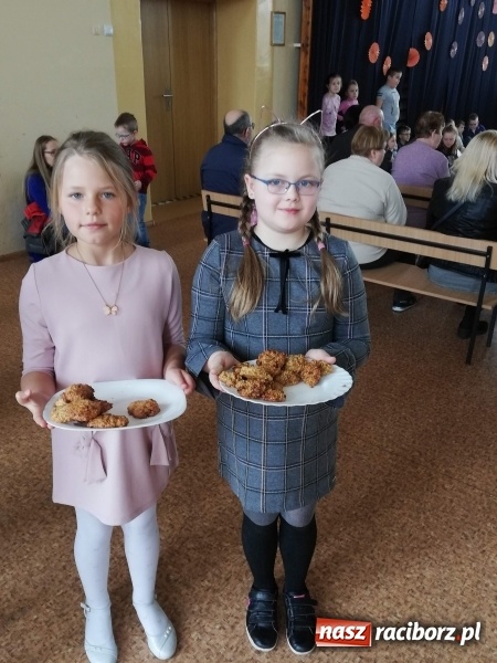 Zdjęcie w galerii na portalu naszraciborz.pl: Uczniowie SP4 uczyli rodziców zdrowego odżywiania wiadomości z regionu