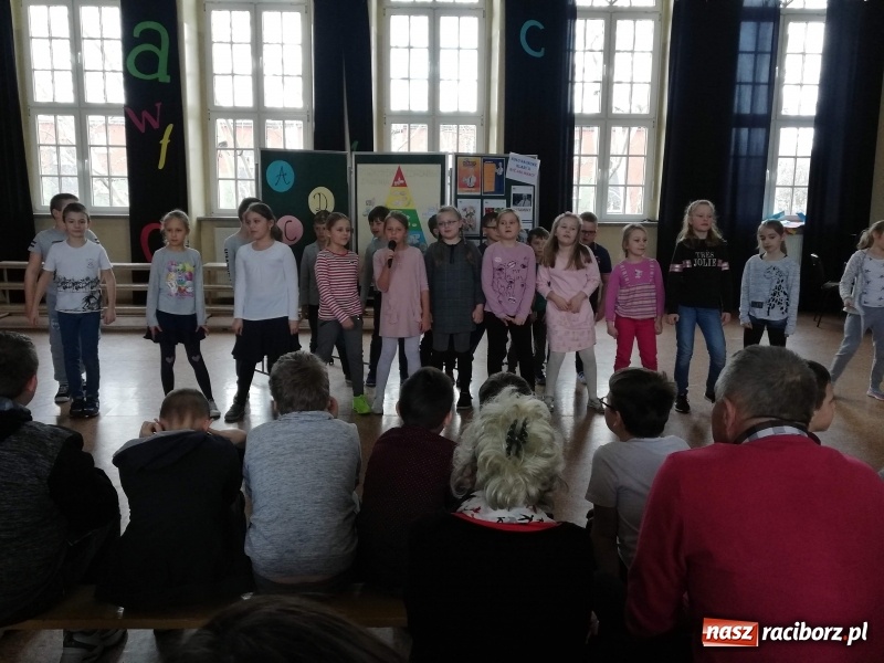 Zdjęcie w galerii na portalu naszraciborz.pl: Uczniowie SP4 uczyli rodziców zdrowego odżywiania wiadomości z regionu