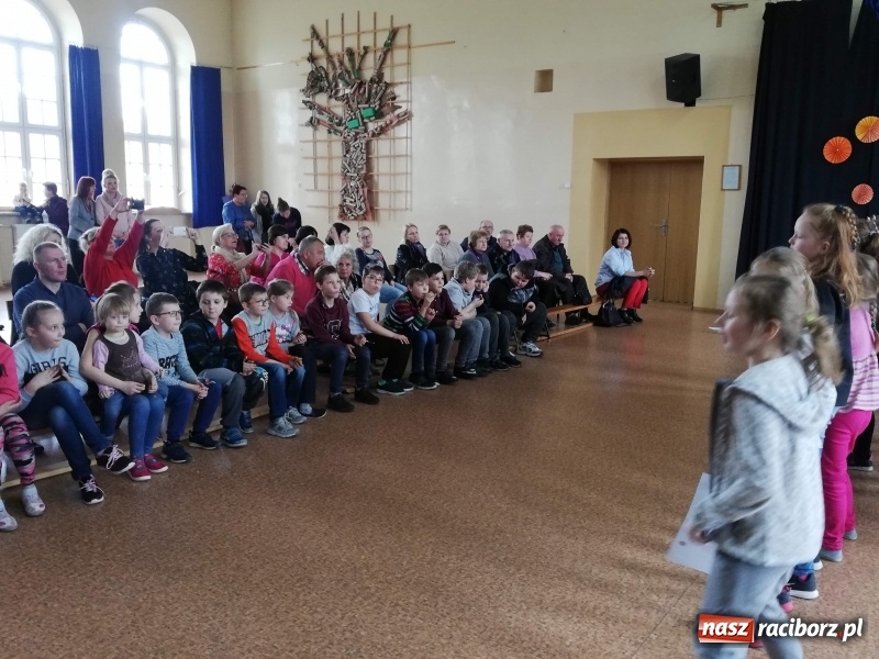 Zdjęcie w galerii na portalu naszraciborz.pl: Uczniowie SP4 uczyli rodziców zdrowego odżywiania wiadomości z regionu