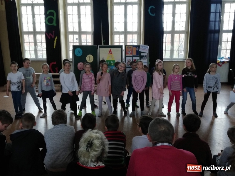 Zdjęcie w galerii na portalu naszraciborz.pl: Uczniowie SP4 uczyli rodziców zdrowego odżywiania wiadomości z regionu