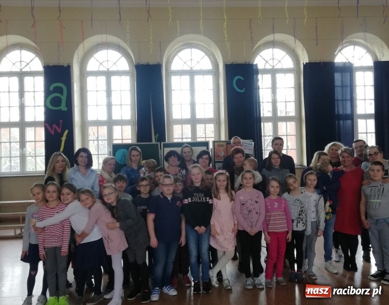 Zdjęcie w galerii na portalu naszraciborz.pl: Uczniowie SP4 uczyli rodziców zdrowego odżywiania wiadomości z regionu