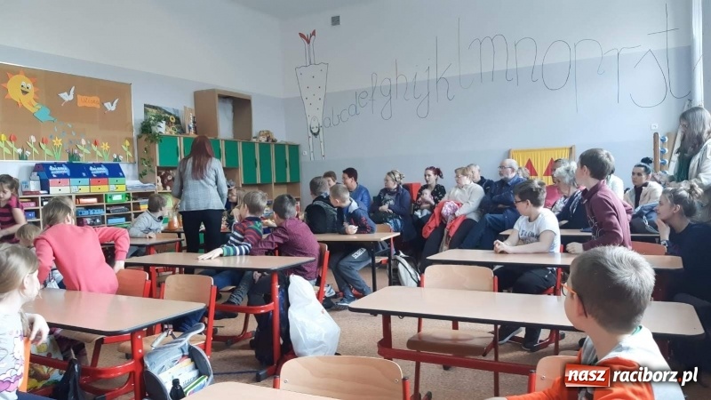 Zdjęcie w galerii na portalu naszraciborz.pl: Uczniowie SP4 uczyli rodziców zdrowego odżywiania wiadomości z regionu