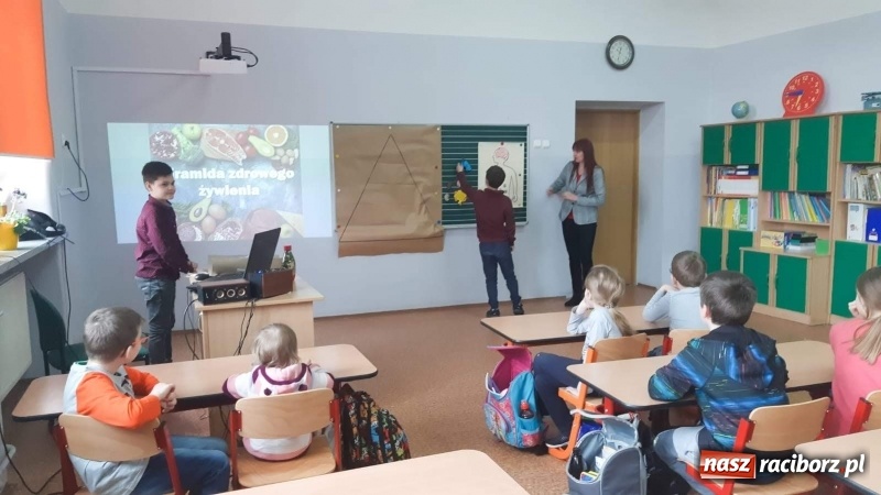 Zdjęcie w galerii na portalu naszraciborz.pl: Uczniowie SP4 uczyli rodziców zdrowego odżywiania wiadomości z regionu