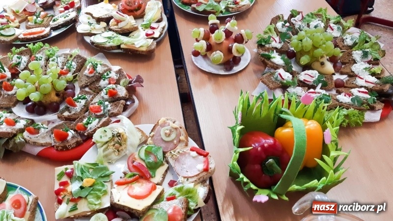 Zdjęcie w galerii na portalu naszraciborz.pl: Uczniowie SP4 uczyli rodziców zdrowego odżywiania wiadomości z regionu