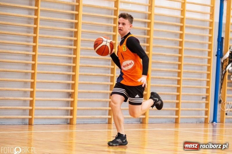 Zdjęcie w galerii na portalu naszraciborz.pl: Finały miejskie w koszykówce chłopców w raciborskim MOS-ie wiadomości z regionu